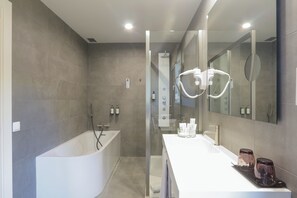 Suite | Salle de bain | Articles de toilette écologiques, séchoir à cheveux, papier de toilette