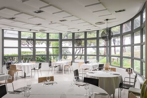 Breakfast, lunch and dinner served