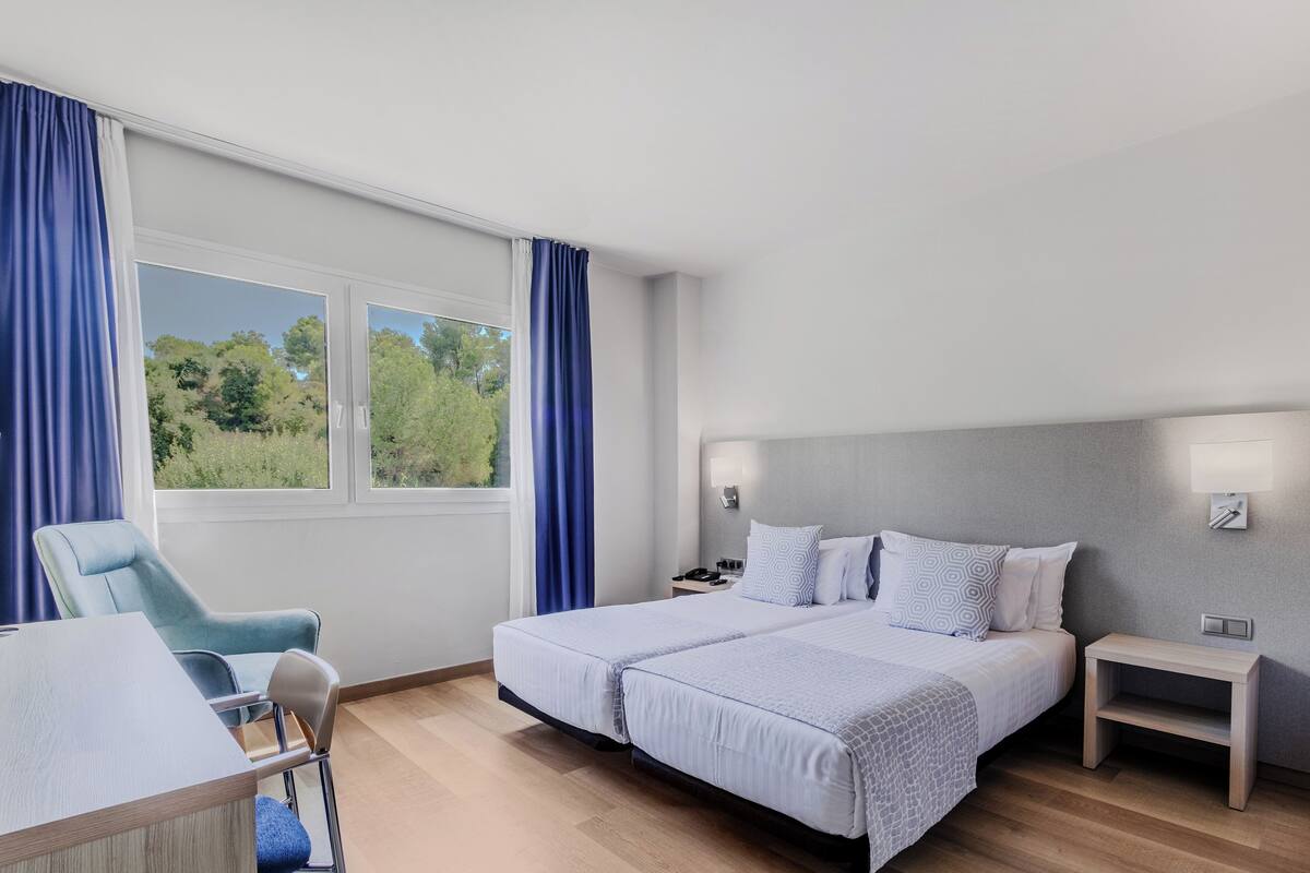 Quarto duplo executivo | Cofres nos quartos, escrivaninha, cortinas blackout