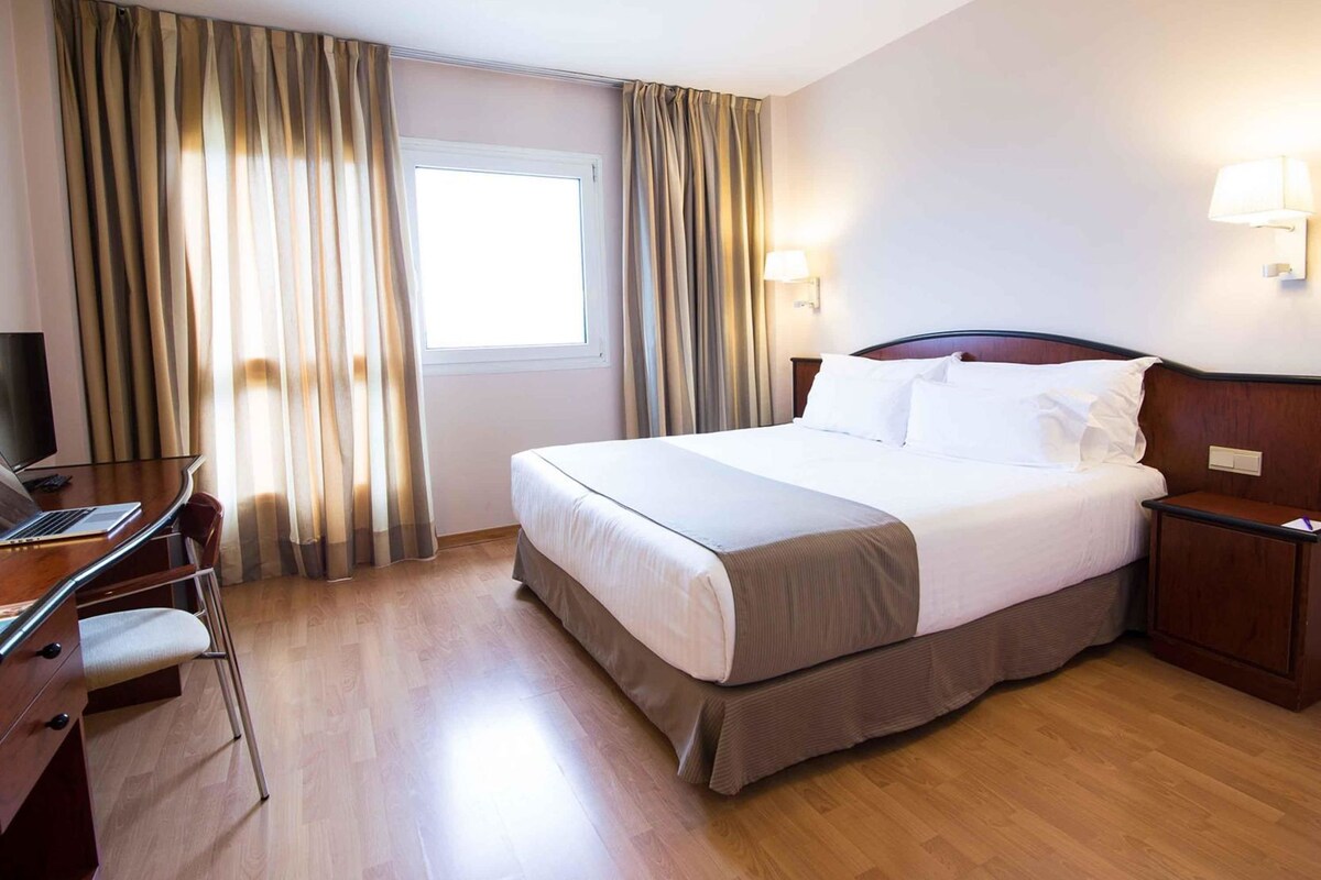 In-room safe, desk, blackout drapes, soundproofing