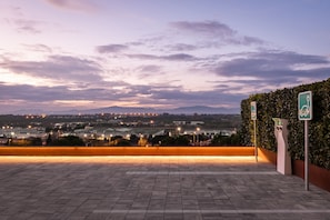 Electric vehicle charging station