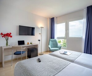 Executive Twin Room | 1 bedroom, in-room safe, desk, blackout drapes