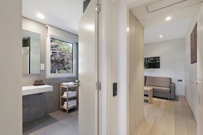 Suite | In-room safe, desk, blackout drapes, soundproofing