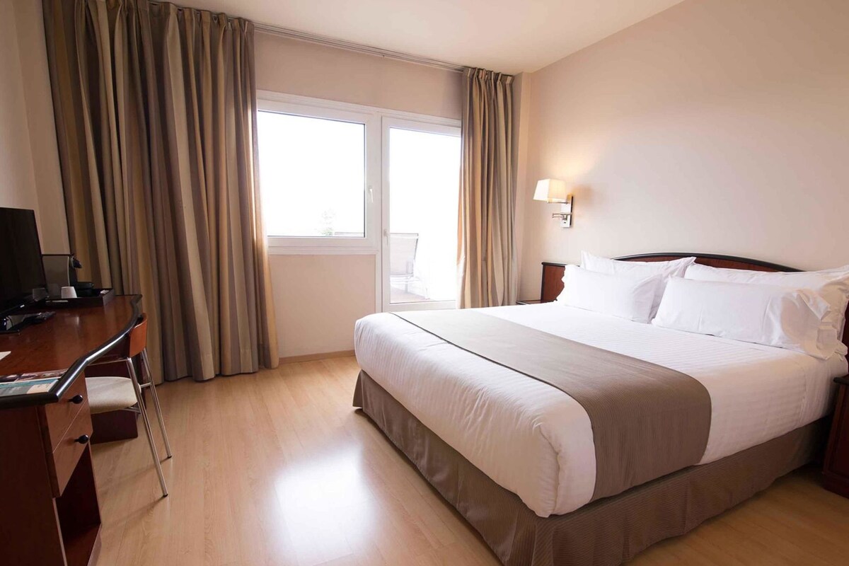 In-room safe, desk, blackout drapes, soundproofing