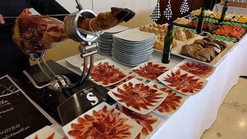 Se ofrece un desayuno bufé todos los días (17 EUR por persona)