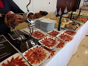 Tägliches Frühstücksbuffet (17 EUR pro Person)