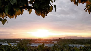 Un atardecer sobre un paisaje urbano con edificios y un estacionamiento.