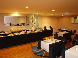 Breakfast (EUR 11 per person)