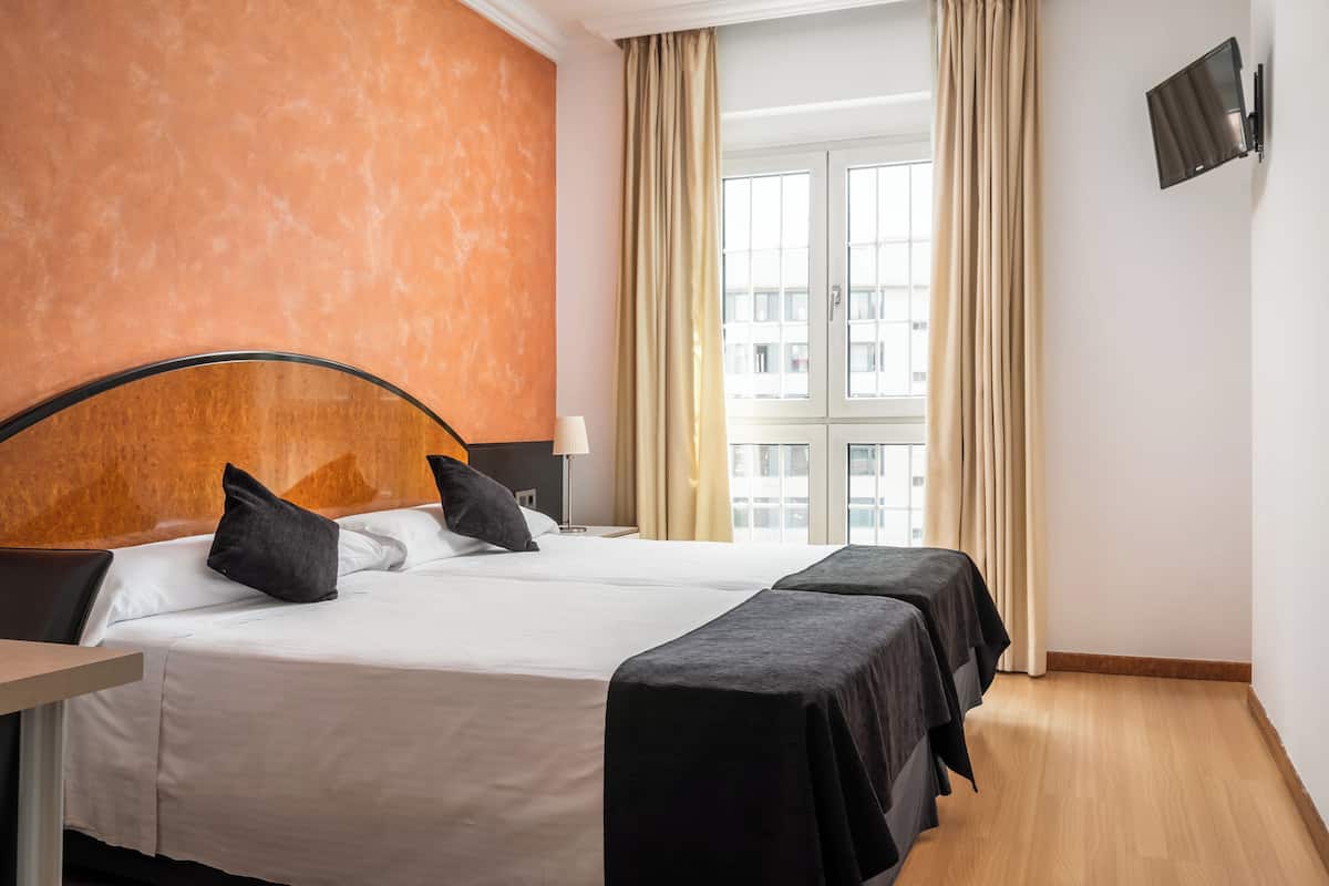 Frigobar, cofres nos quartos, escrivaninha, quartos à prova de som