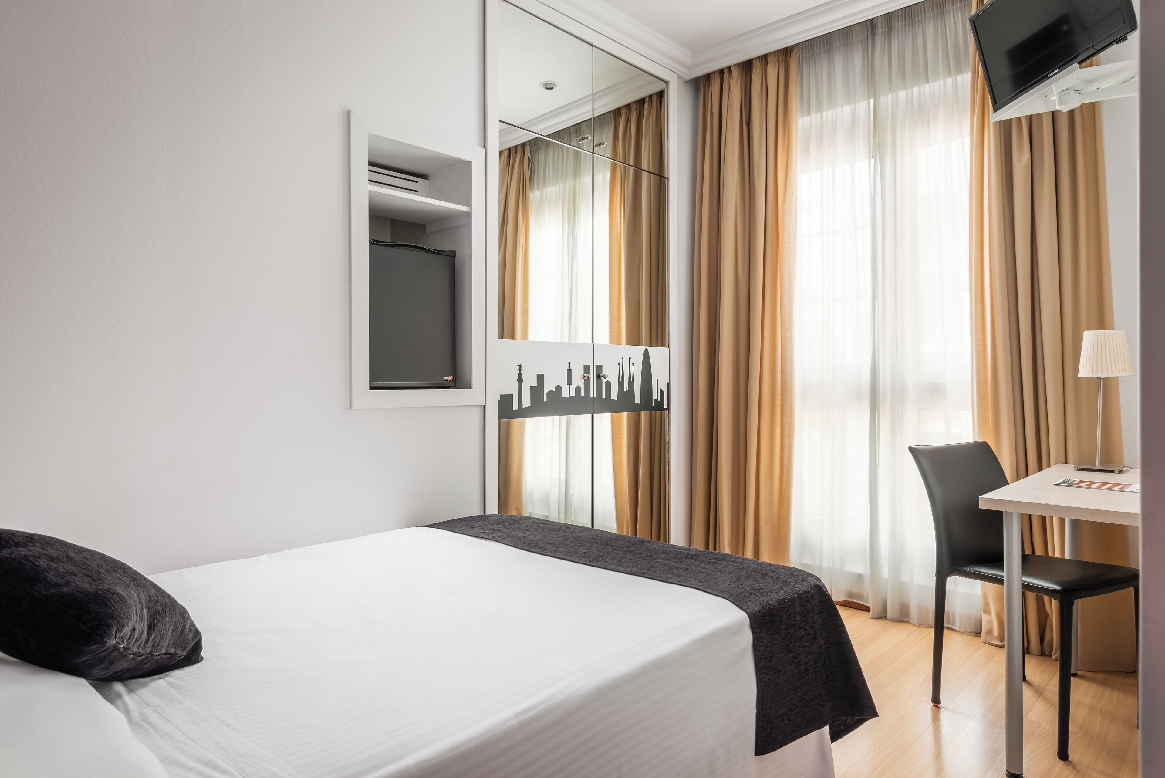 Minibar, caja de seguridad en la habitación y escritorio 