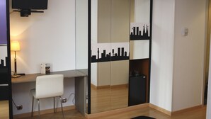 A modern room with a desk, chair, and a large mirror with a cityscape design. - Hotel Abbot (Barcelona)