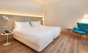 Standard Room | Minibar, in-room safe, desk, blackout drapes