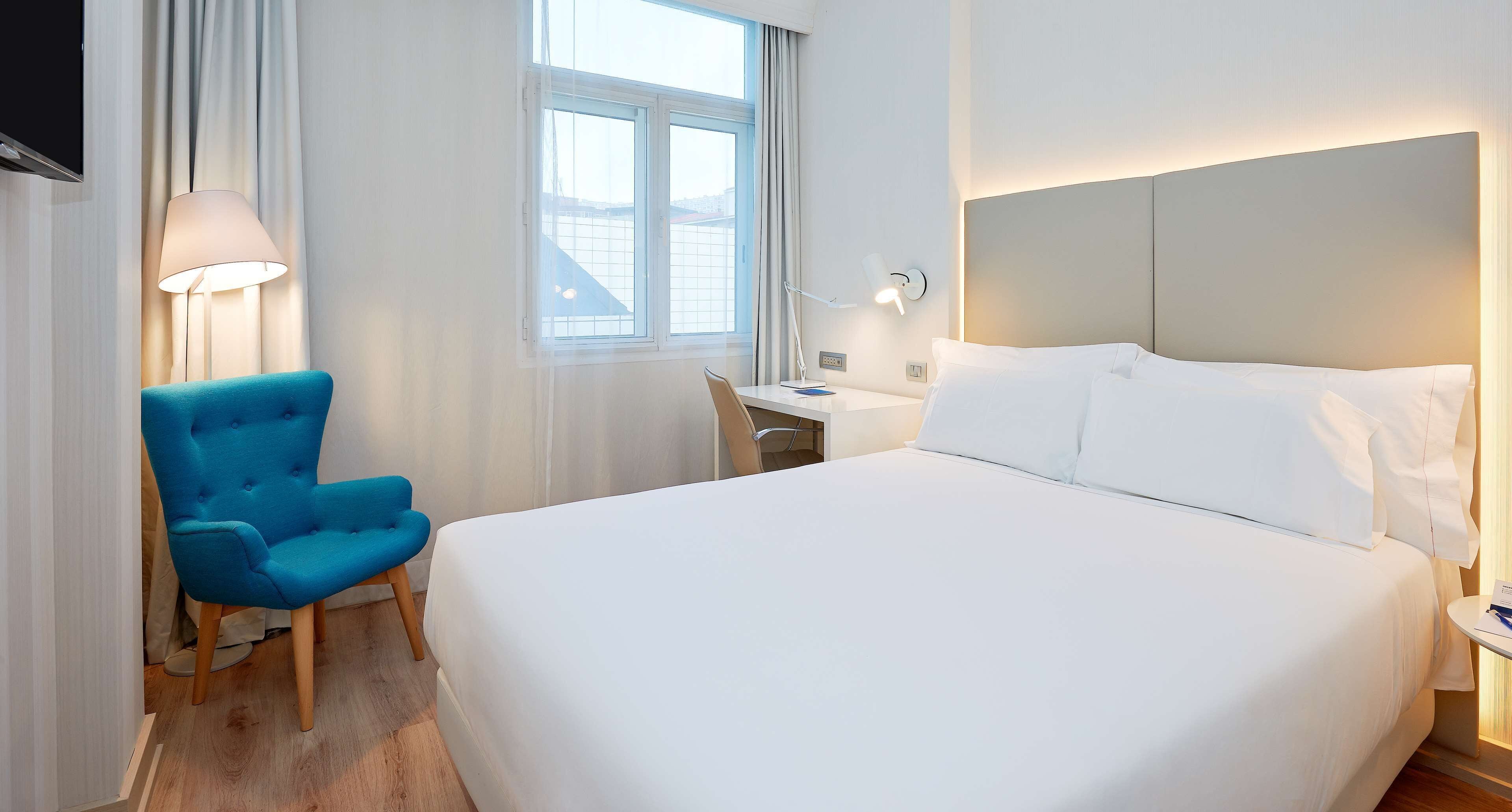 standard room | minibar, in-room safe, desk, blackout curtains