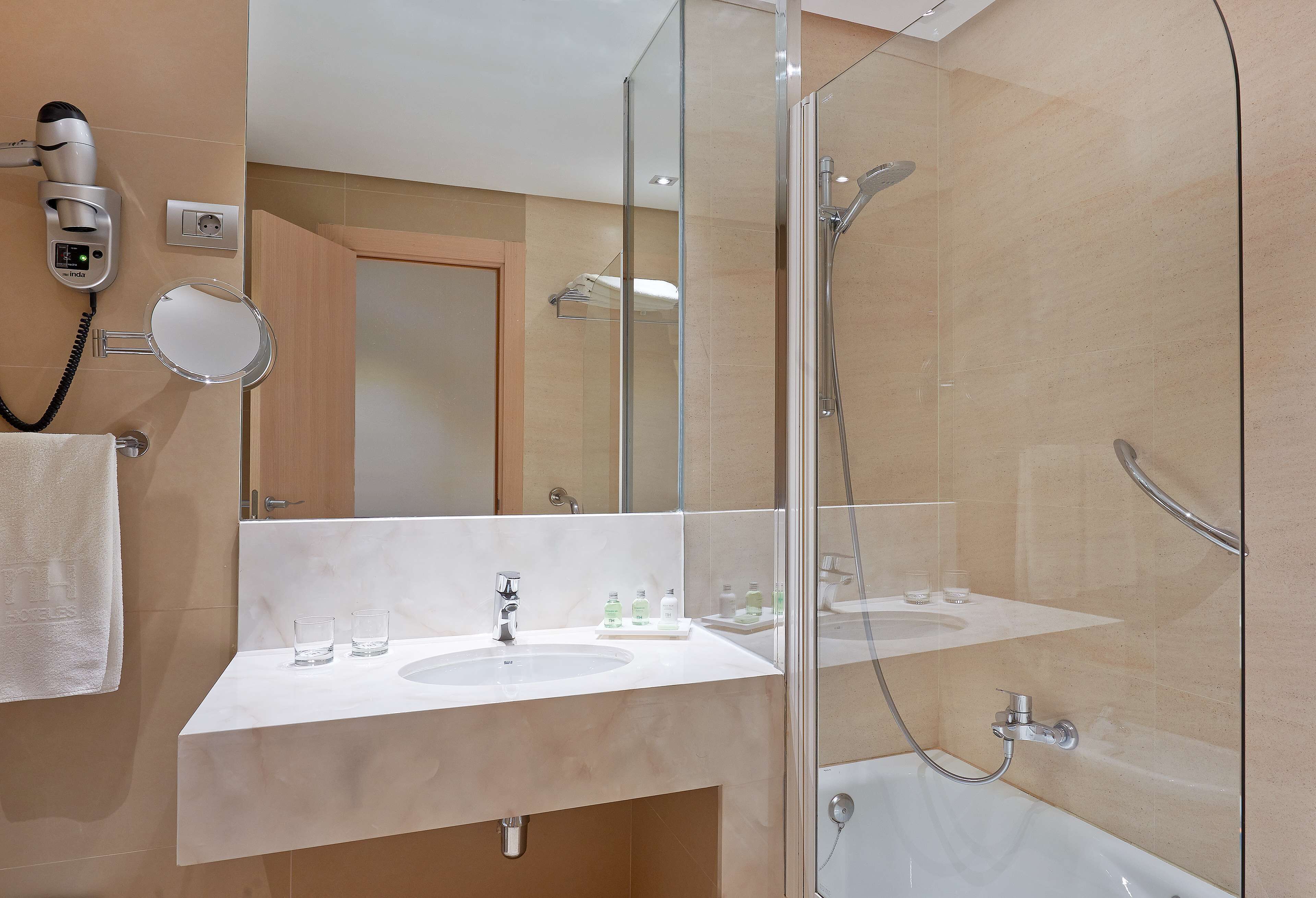 standard room | bathroom | combined shower/bathtub, eco-friendly toiletries, hair dryer, towels