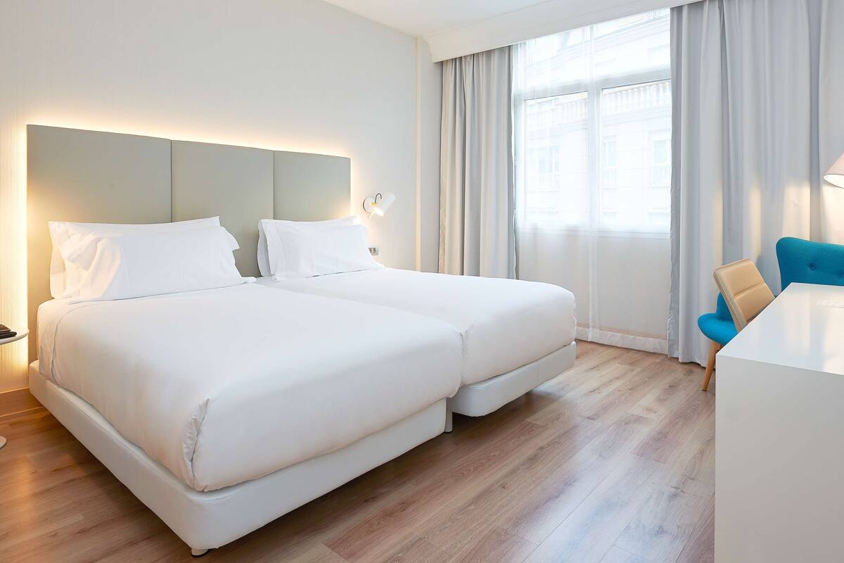 standard room | minibar, in-room safe, desk, blackout curtains