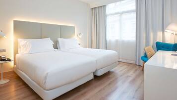 Habitació estàndard | Minibar, caixa forta a l'habitació, escriptori i cortines opaques