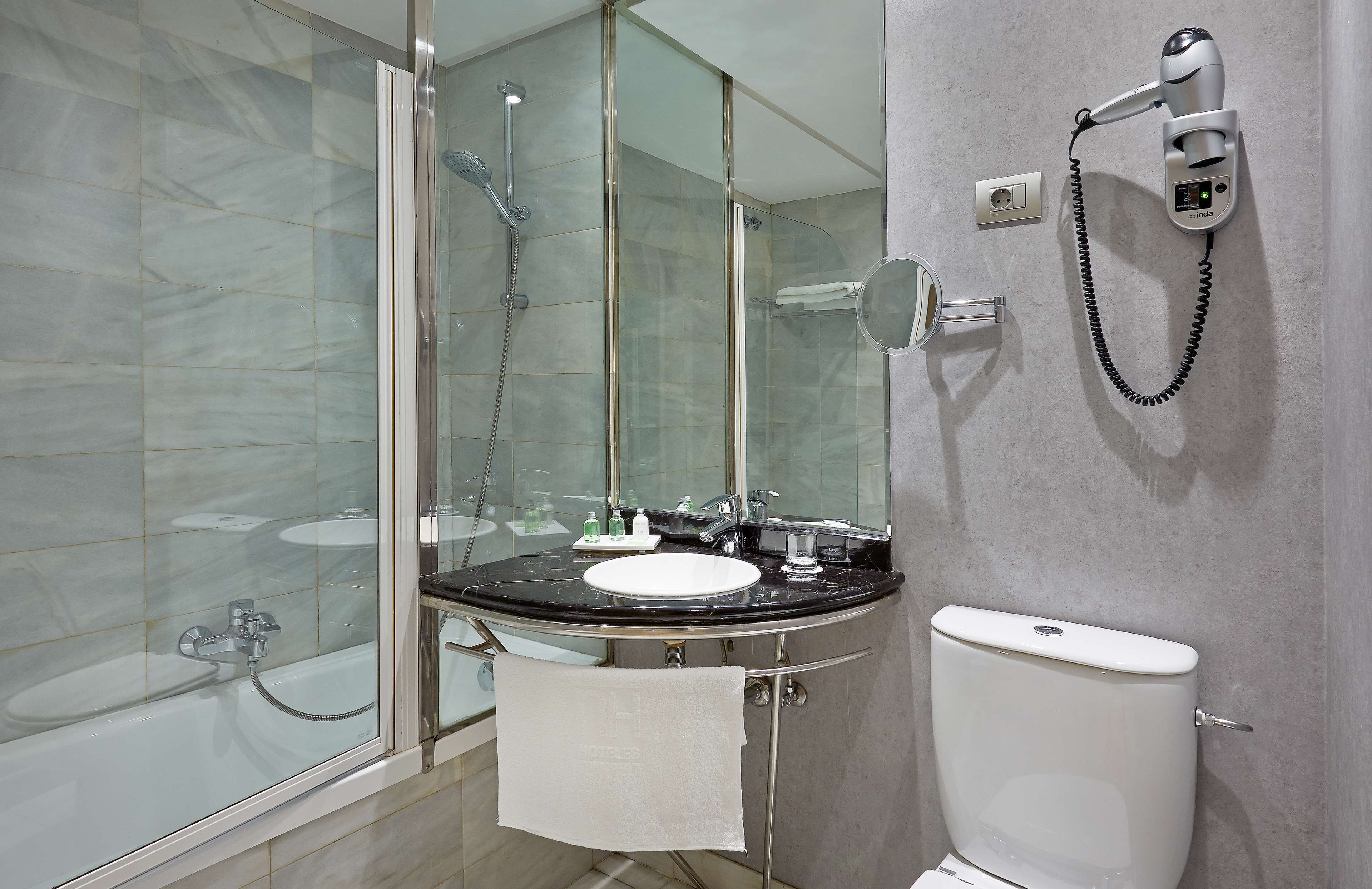 standard room | bathroom | combined shower/bathtub, eco-friendly toiletries, hair dryer, towels
