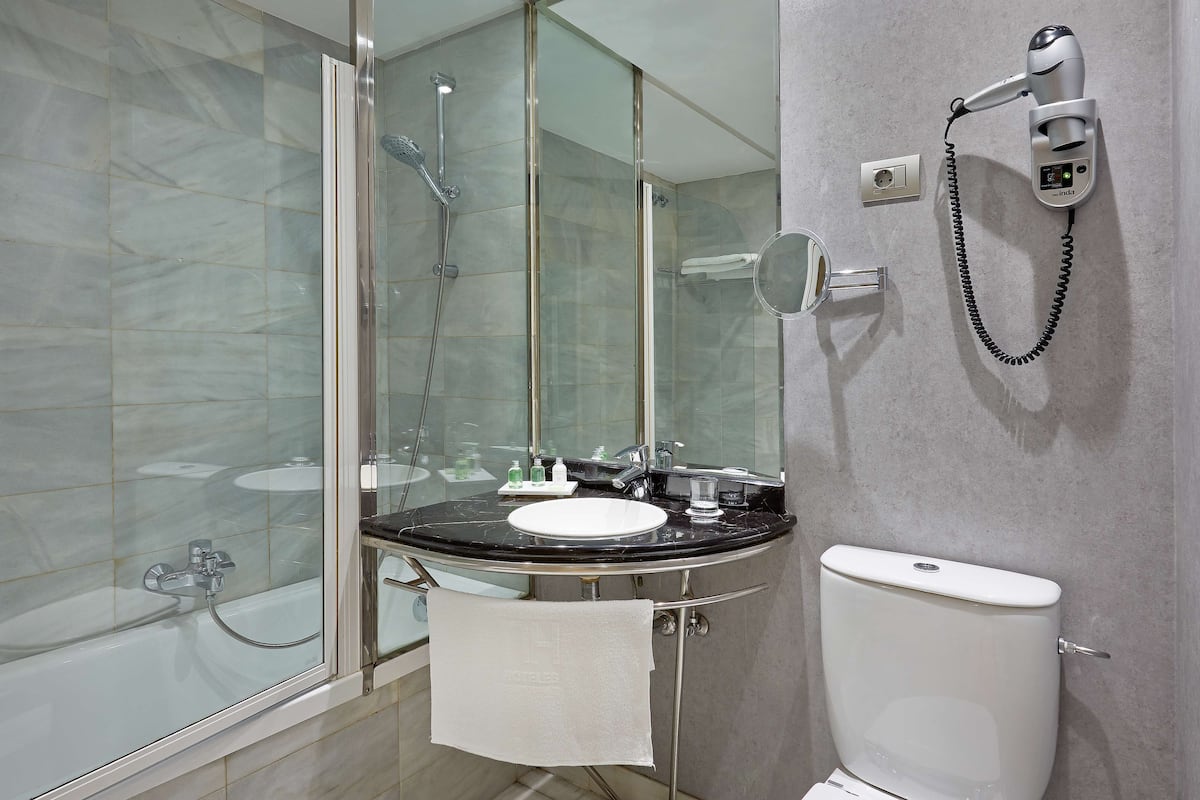 standard room | bathroom | combined shower/bathtub, eco-friendly toiletries, hair dryer, towels