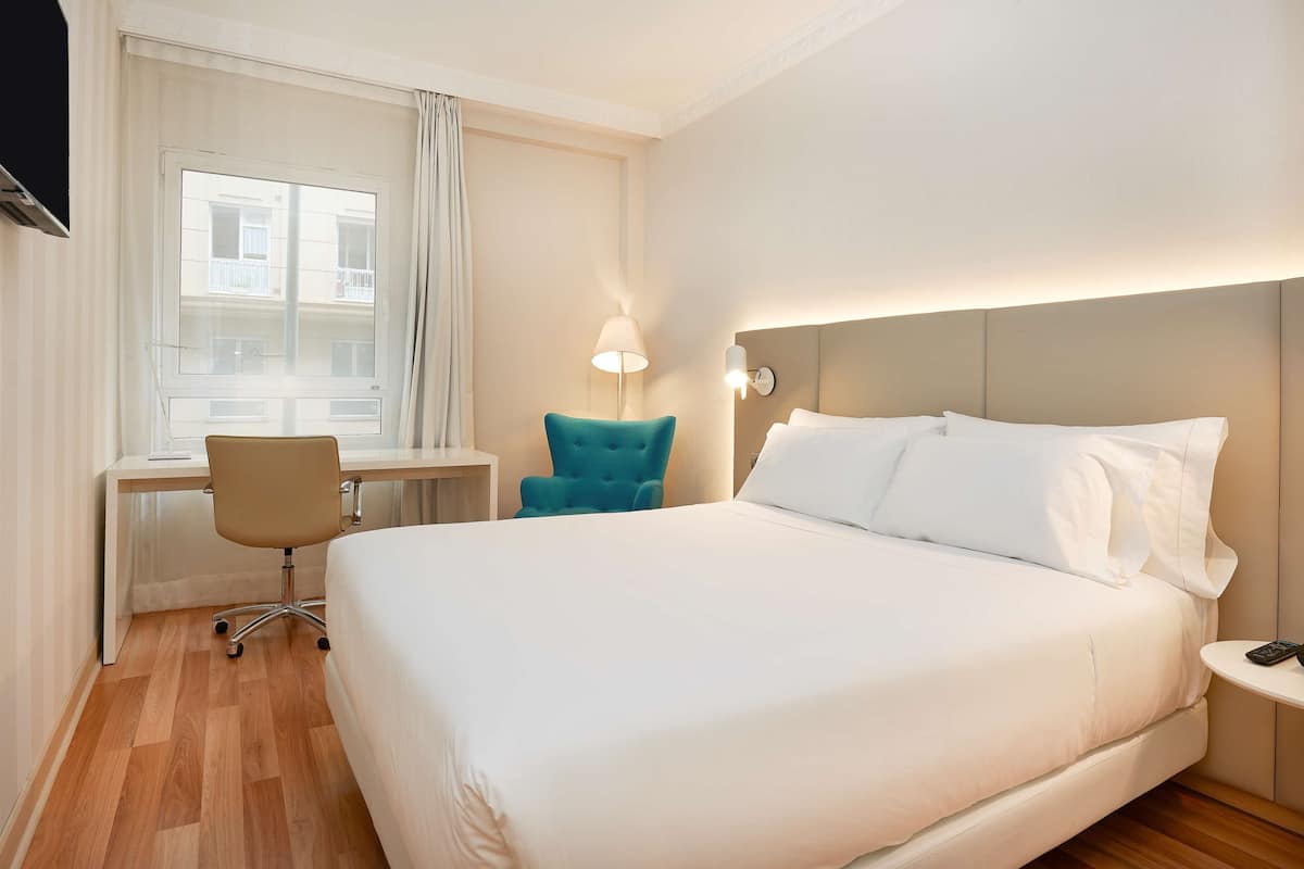 standard room | minibar, in-room safe, desk, blackout curtains