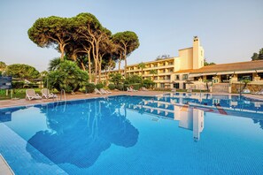 Una piscina al aire libre de temporada