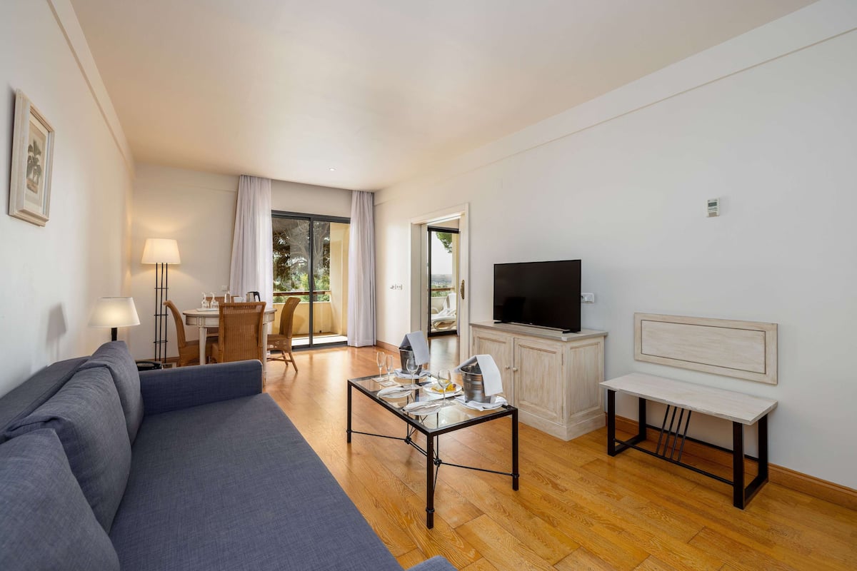 Junior Suite | 1 bedroom, free minibar items, in-room safe, desk