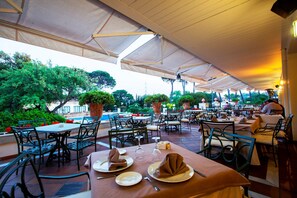 Petit-déjeuner, déjeuner et dîner servis sur place, vue sur la piscine