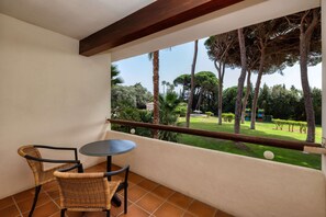 Junior Suite | Free minibar items, in-room safe, desk, blackout drapes