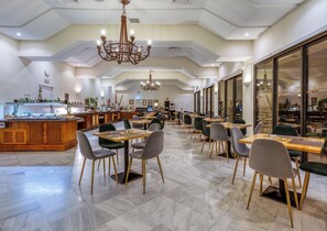 Desayuno buffet diario (EUR 15 por persona)