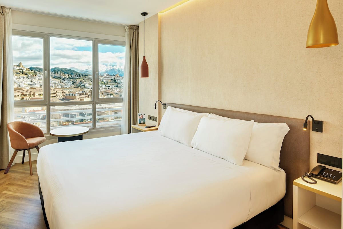 Minibar, in-room safe, desk, free WiFi