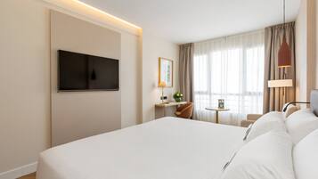 Een minibar, een kluis op de kamer, een bureau, gratis wifi