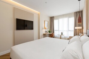 Minibar, brankas, meja kerja, dan Wi-Fi gratis