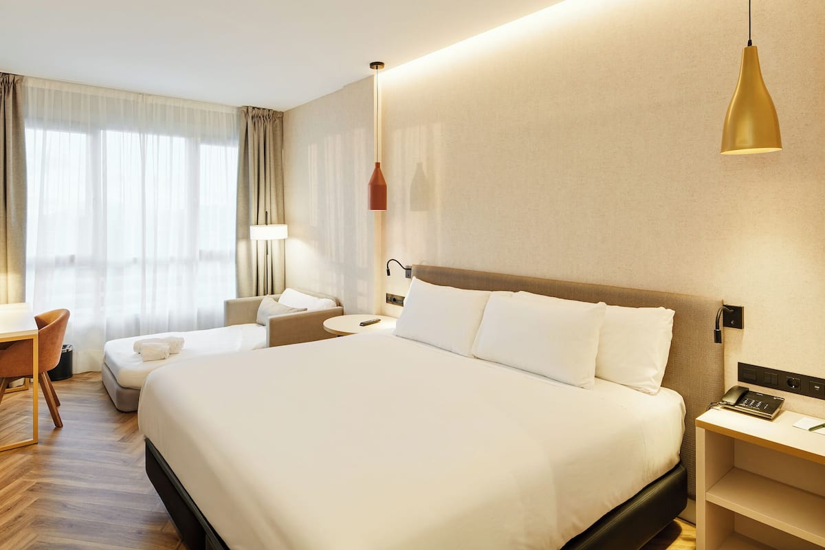 Tremannsrom – superior (View) | Minibar, safe på rommet, skrivebord og wi-fi (inkludert)