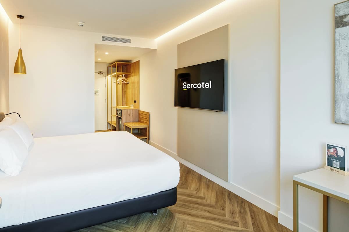 Tremannsrom | Minibar, safe på rommet, skrivebord og wi-fi (inkludert)