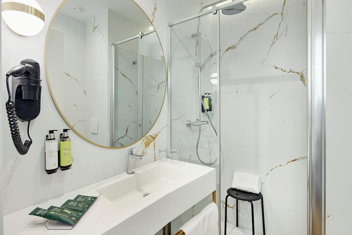 Minibar, in-room safe, desk, free WiFi