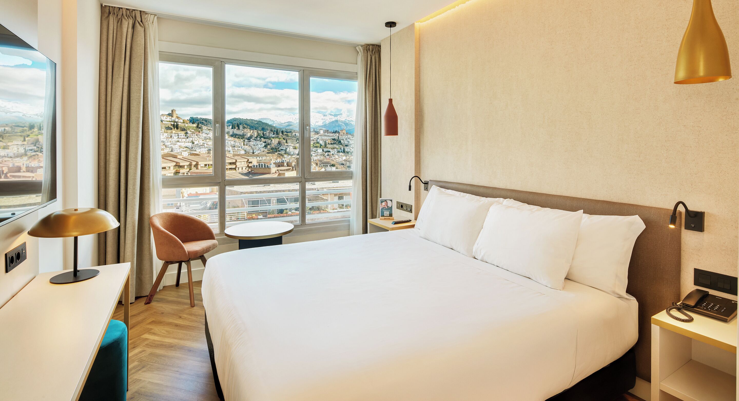 Minibar, safe på rommet, skrivebord og wi-fi (inkludert)