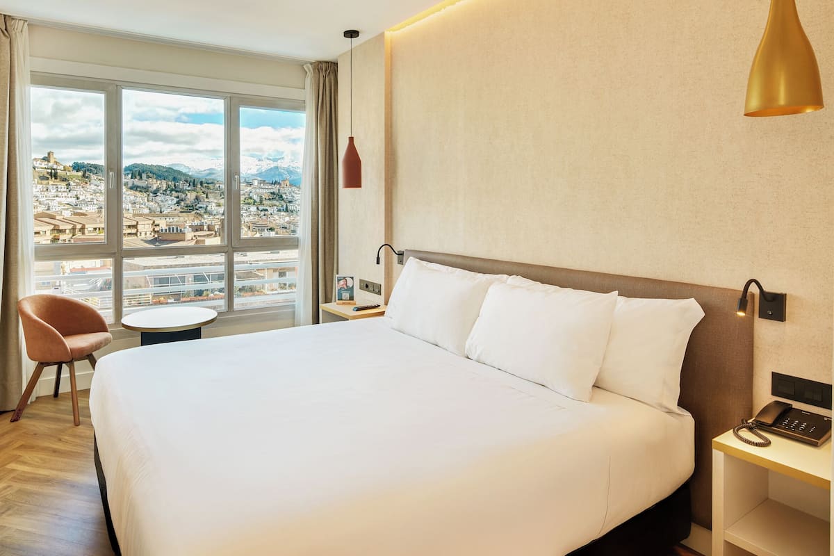 Minibar, safe på rommet, skrivebord og wi-fi (inkludert)