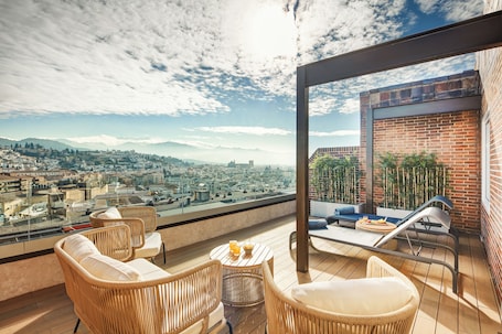 Minibar, caja de seguridad en la habitación, escritorio y wifi gratis . Sercotel HMO Martina