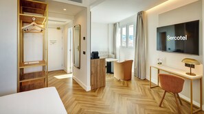 มินิบาร์, ตู้นิรภัยในห้องพัก, โต๊ะทำงาน, Wi-Fi ฟรี