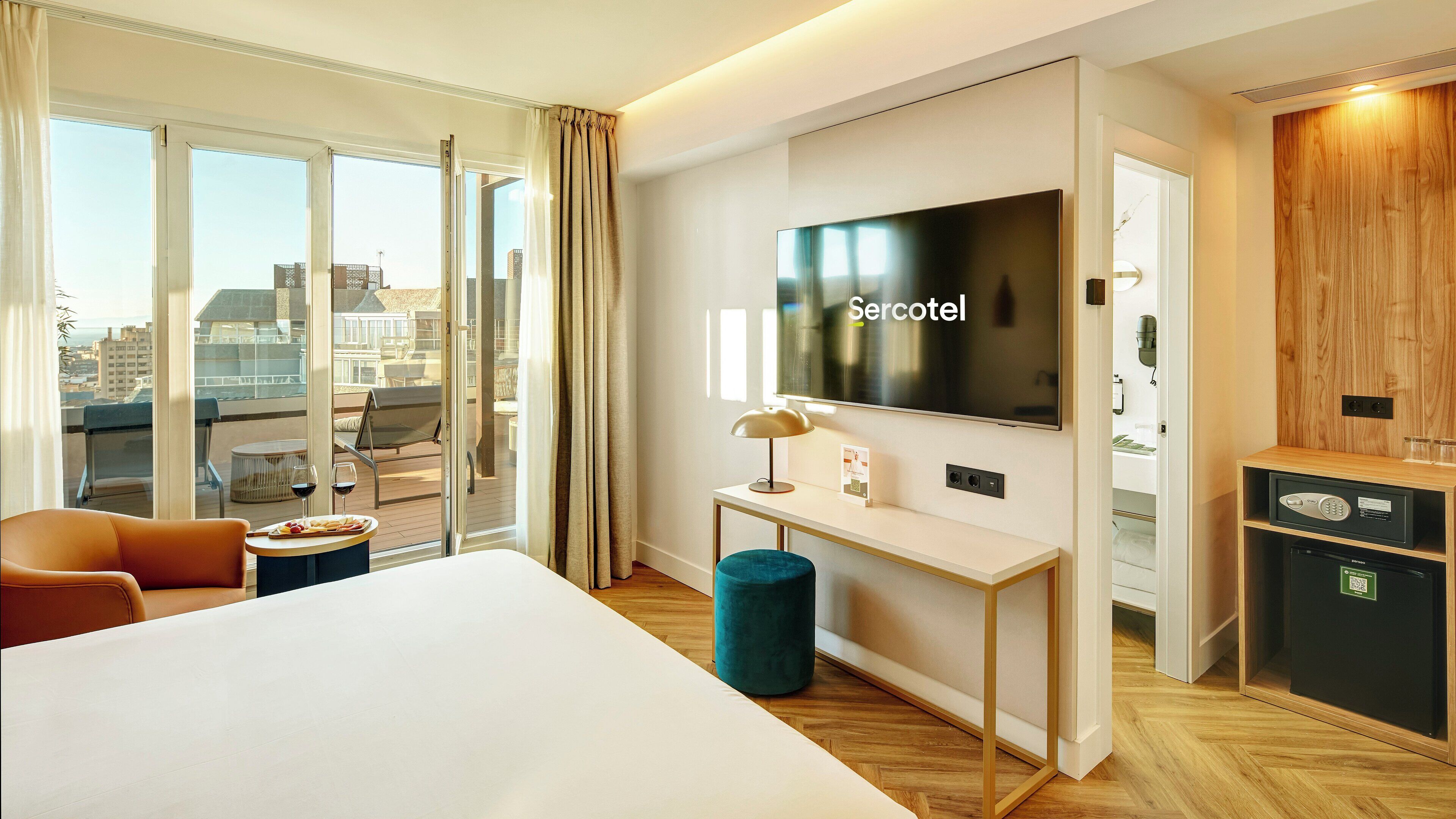 Minibar, in-room safe, desk, free WiFi