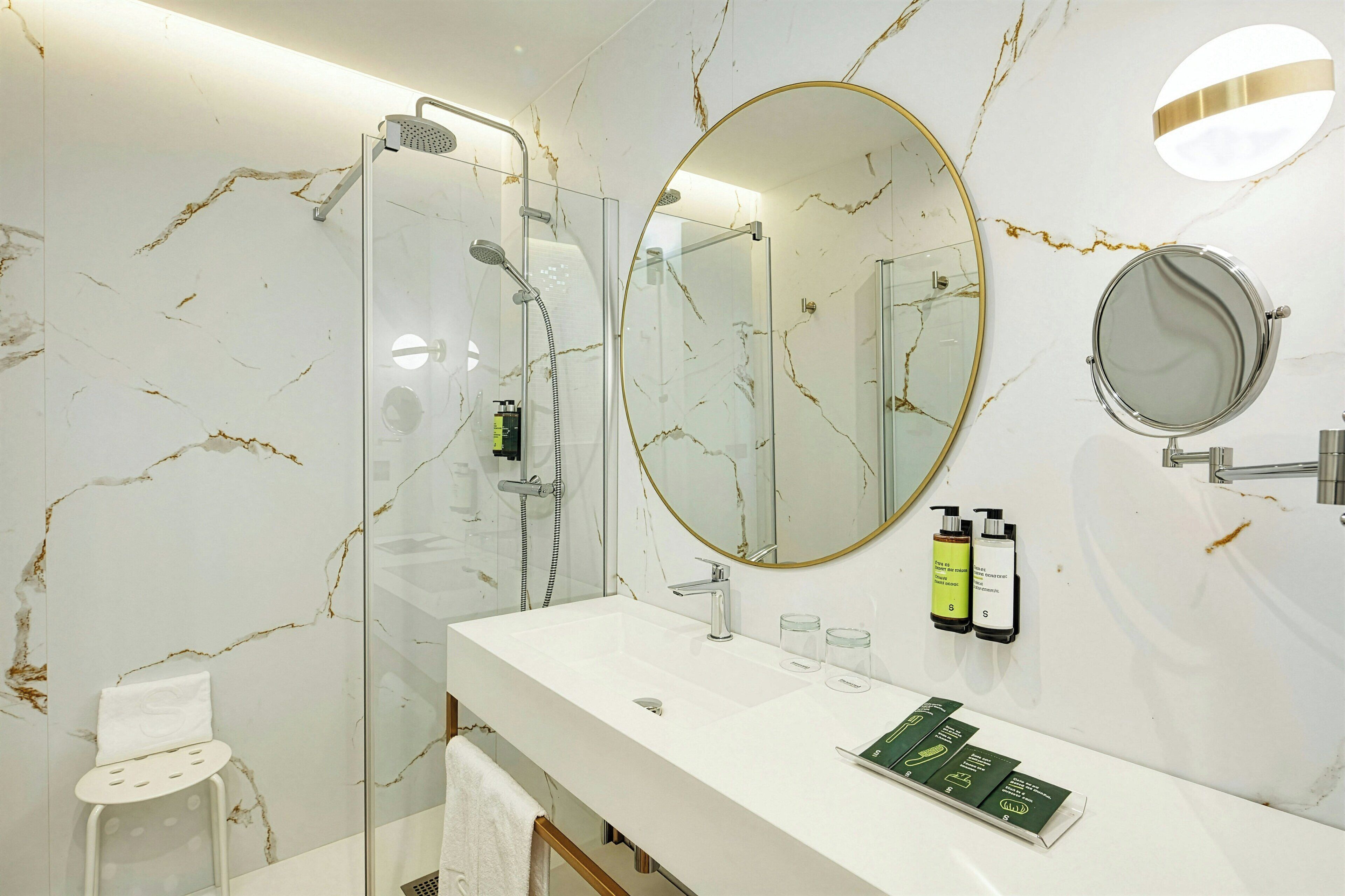 Un bagno moderno con doccia vetrata, un ampio specchio e un mobile lavabo bianco.