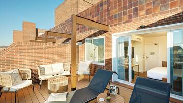 Habitación superior, terraza | Minibar, caja fuerte, escritorio y wifi gratis