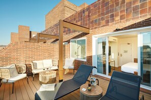 Rom – superior, terrasse | Minibar, safe på rommet, skrivebord og wi-fi (inkludert)