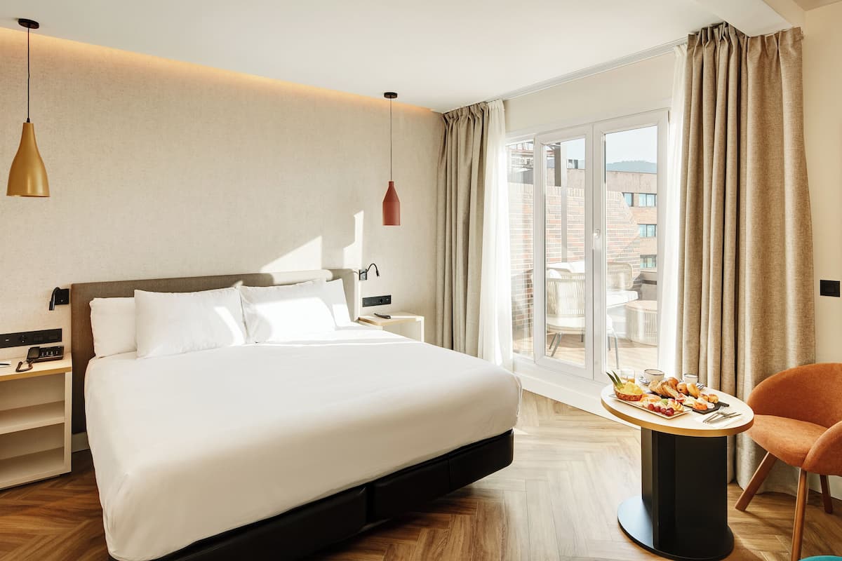 Rom, terrasse (Previum) | Minibar, safe på rommet, skrivebord og wi-fi (inkludert)