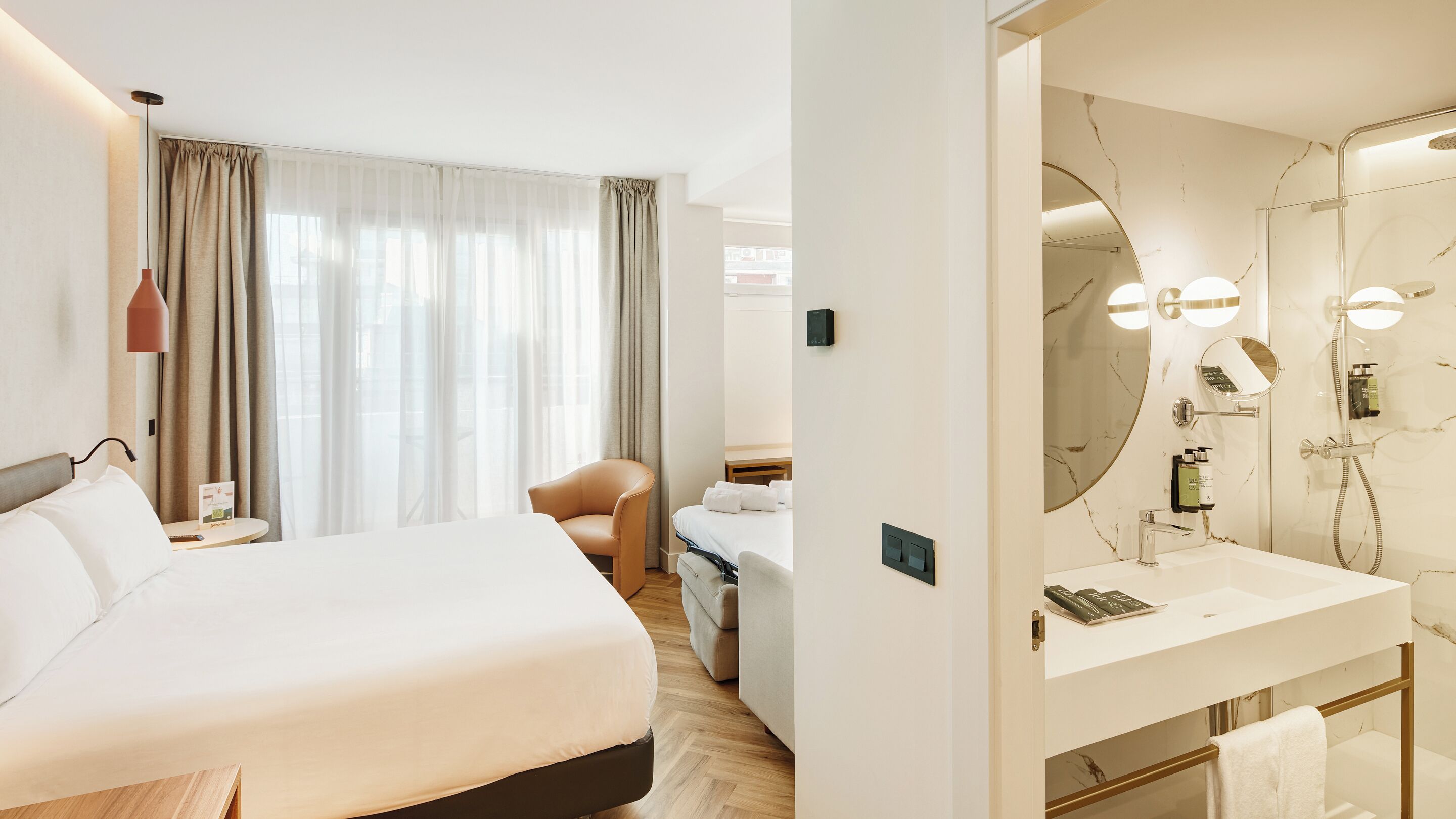 Familierom | Minibar, safe på rommet, skrivebord og wi-fi (inkludert)