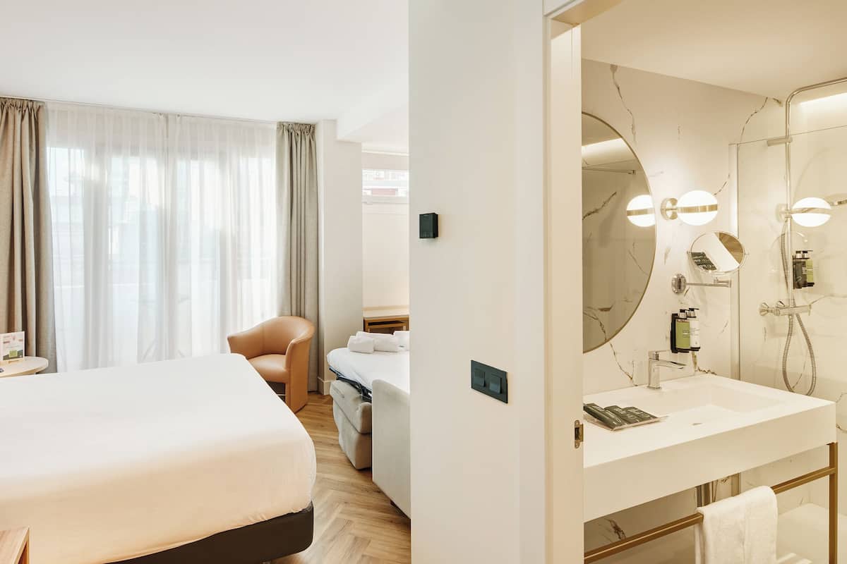 Familierom | Minibar, safe på rommet, skrivebord og wi-fi (inkludert)