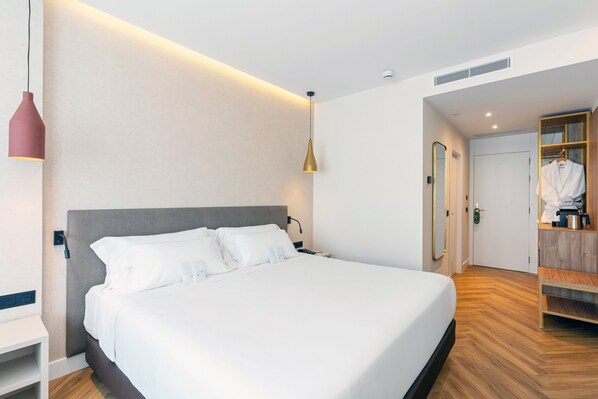 Minibar, caja fuerte, escritorio y wifi gratis