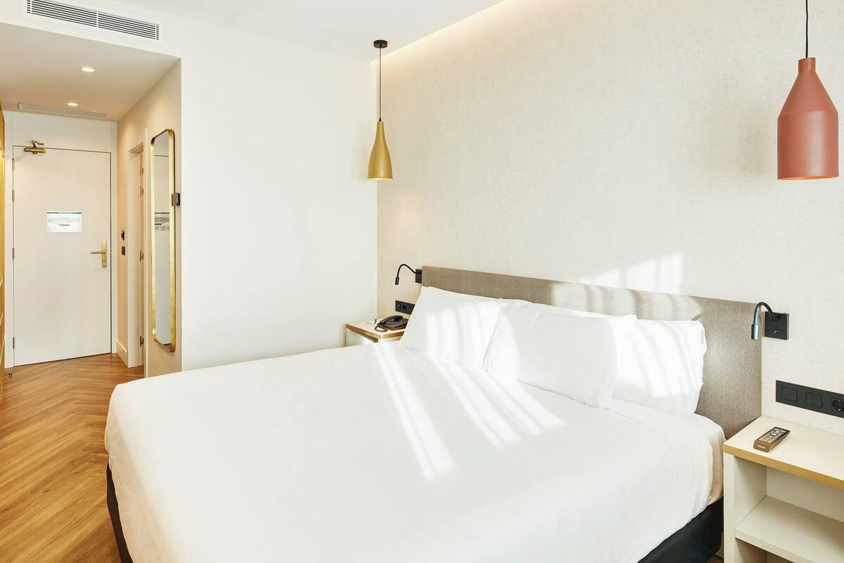 Standard Room, 1 Double Bed | Minibar, in-room safe, desk, soundproofing