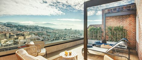 Minibar, in-room safe, desk, free WiFi