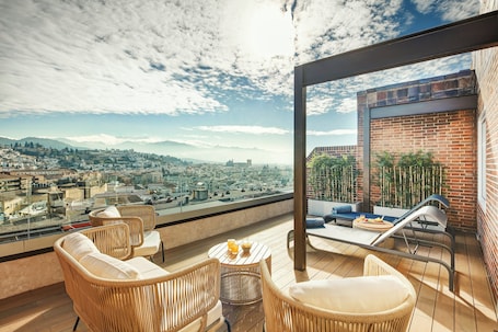 Minibar, caja de seguridad en la habitación, escritorio y wifi gratis . Sercotel HMO Martina