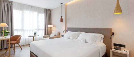 ميني بار وخزنة داخل الغرفة ومكتب وواي فاي مجانًا